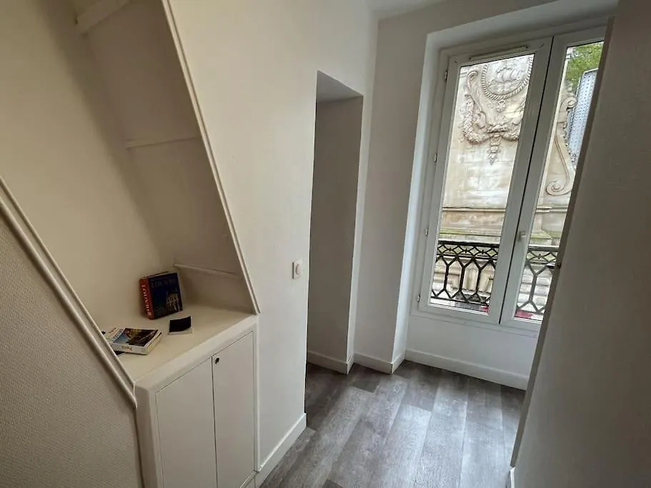 شقة 1br Et Canape Lit Dans Le Salon باريس